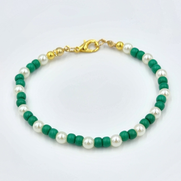 White Pearls & Green Glass Seed Beads Bracelet Handmade St. Patrick's Day - Picture 3 of 3